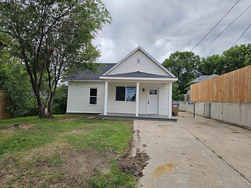 1st image of 607 1st St SE
