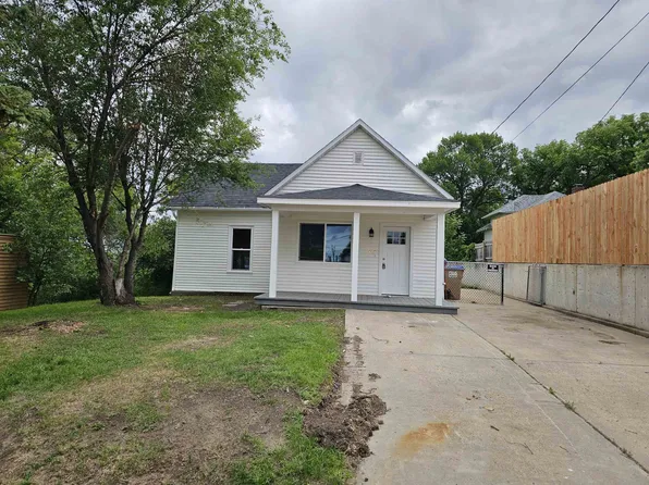 607 1st St SE, Minot, ND 58701
