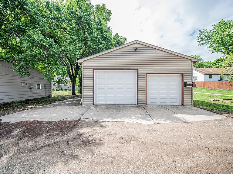 224 W Chestnut St — Photo 44
