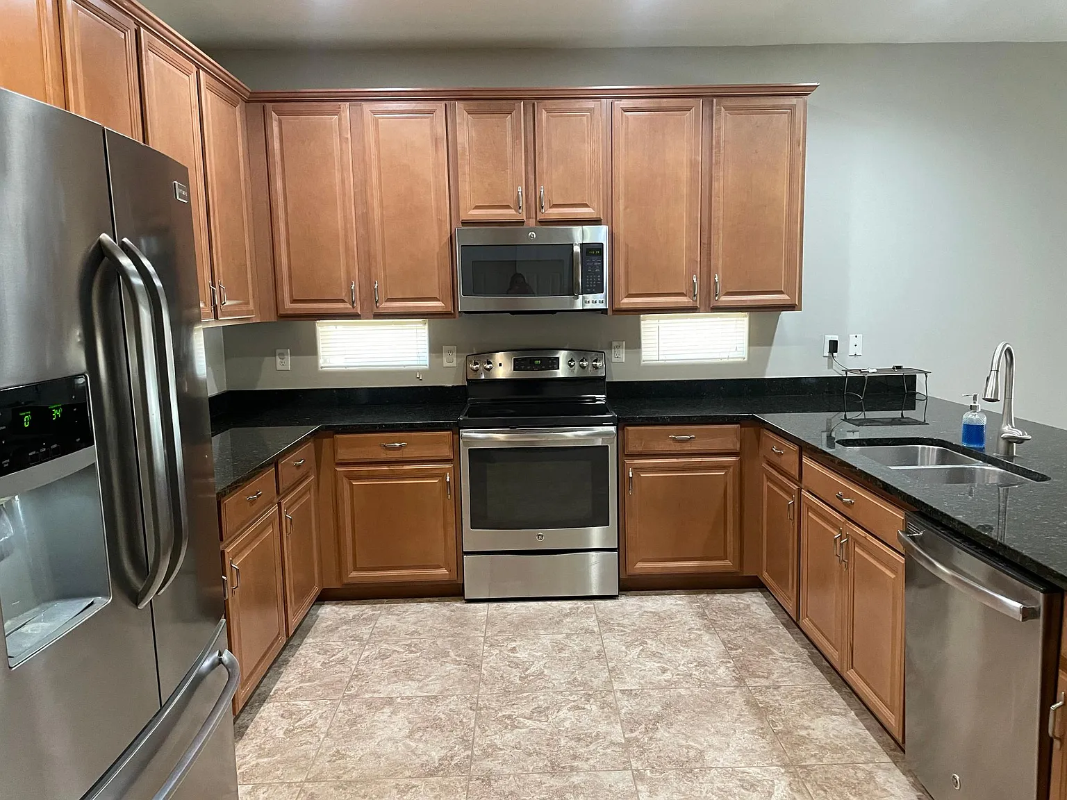 5 bed, 2207 sqft, $2,400 — Photo 2
