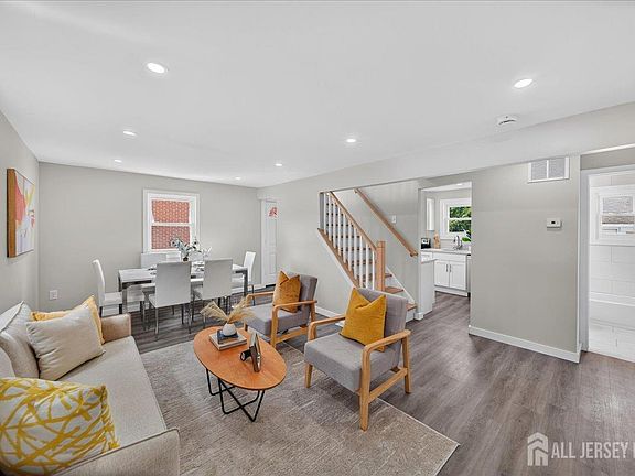 3rd image of 121 Dorothy St