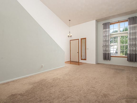 4th image of 826 Winfield Dr