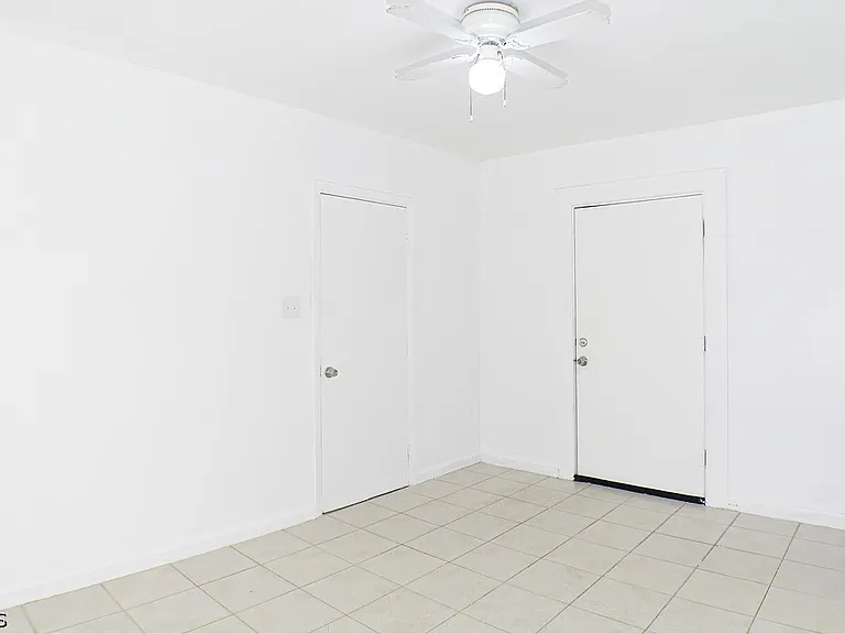 3042 Douglas Ave — Photo 2
