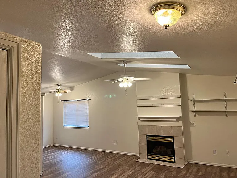 2555 Lyncrest Dr — Photo 2