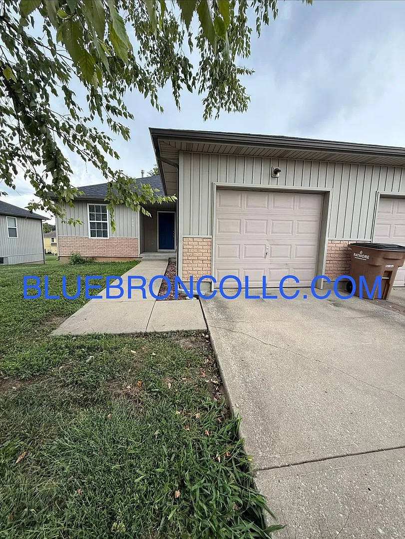 Gorgeous duplex in Raymore with a lot to offer along with new flooring. — Photo 1