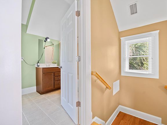 4th image of 128 E 9th St