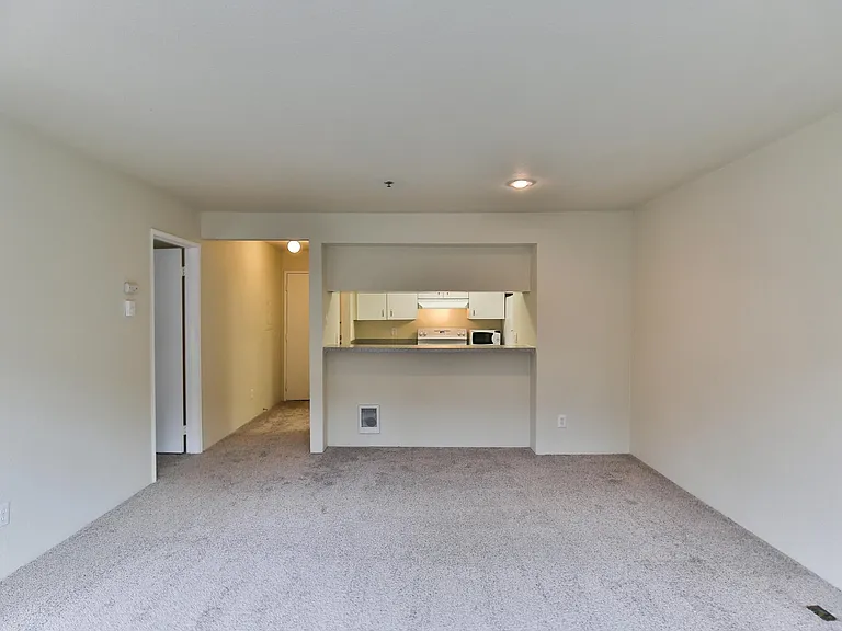 Charbonneau Apartments — Photo 28