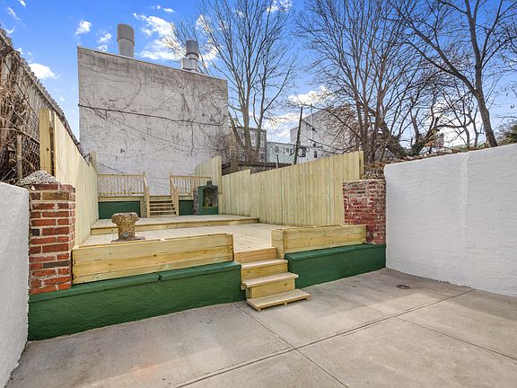 4th image of 946 Pacific St APT 1