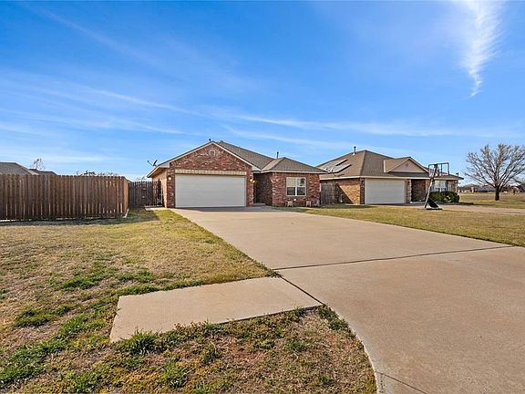 3rd image of 709 S Lyle Rd