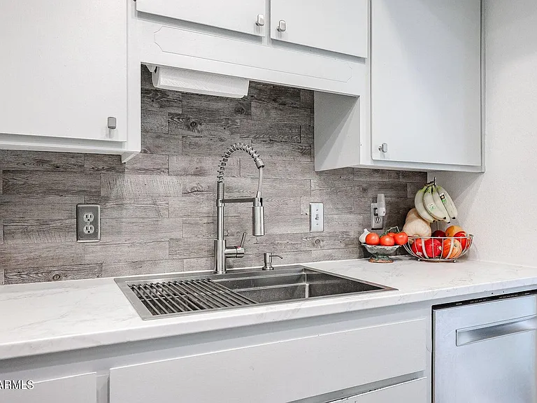 194 Laguna Dr E — Photo 10