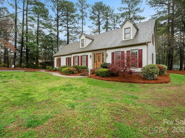 1015 Fairway Dr, Kannapolis, NC 28081