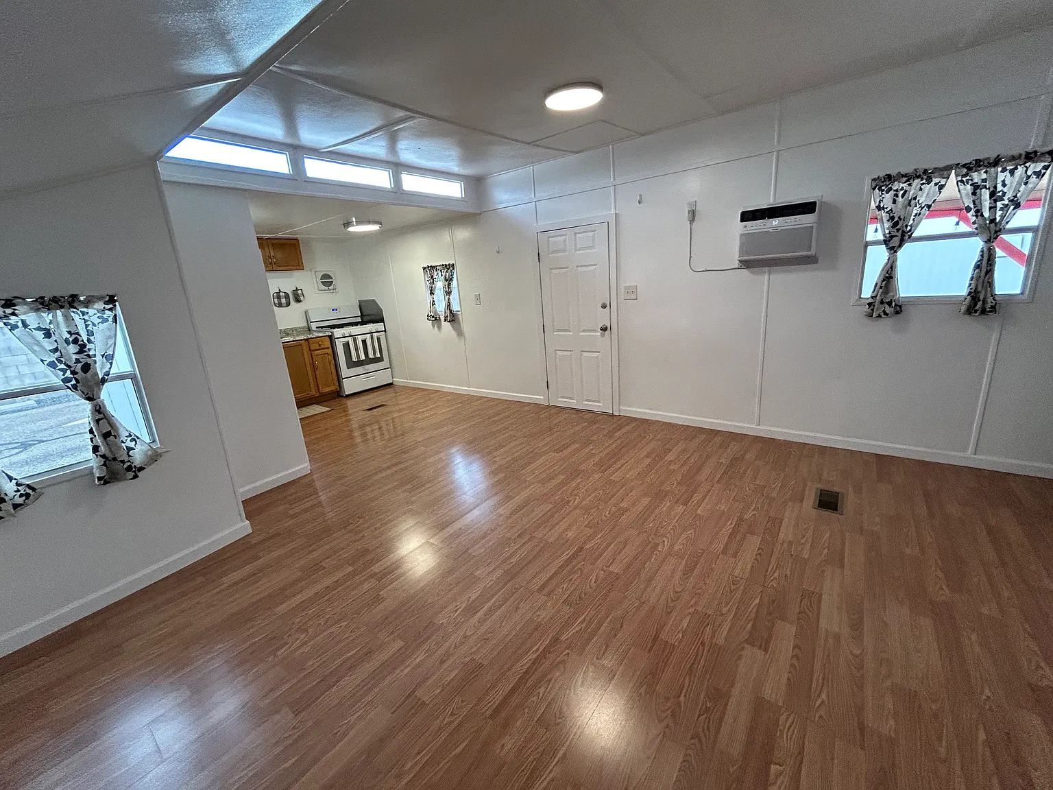 2 bed, 590 sqft, $1,049 — Photo 3