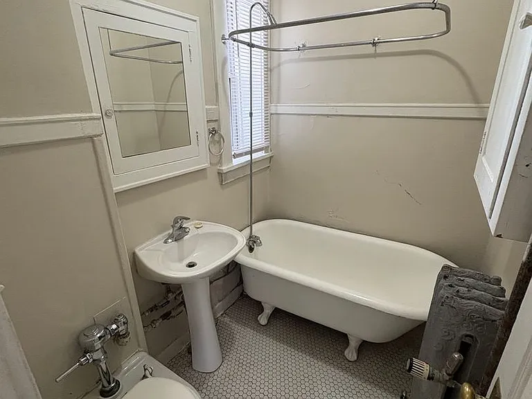 2464 Harney St — Photo 9