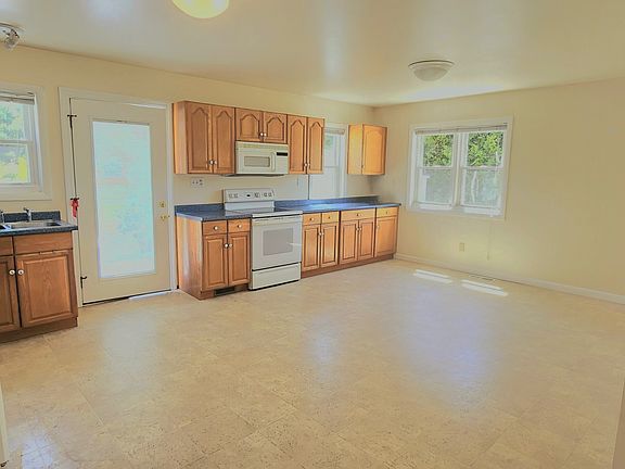 4th image of 589 Leyden Rd #1