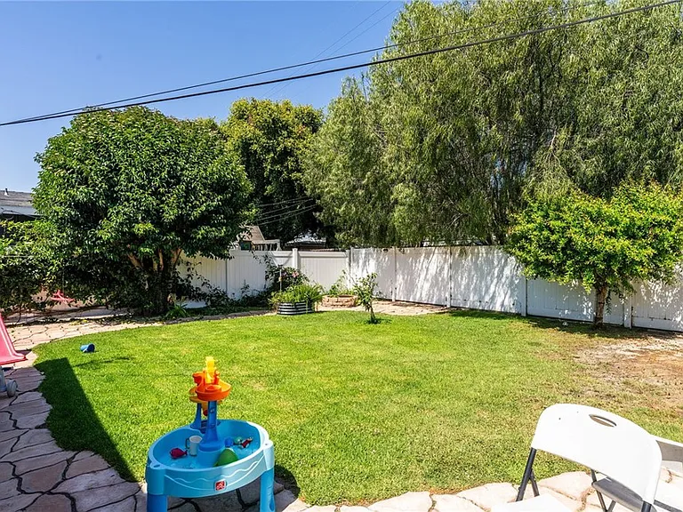 2358 Snowden Ave — Photo 35