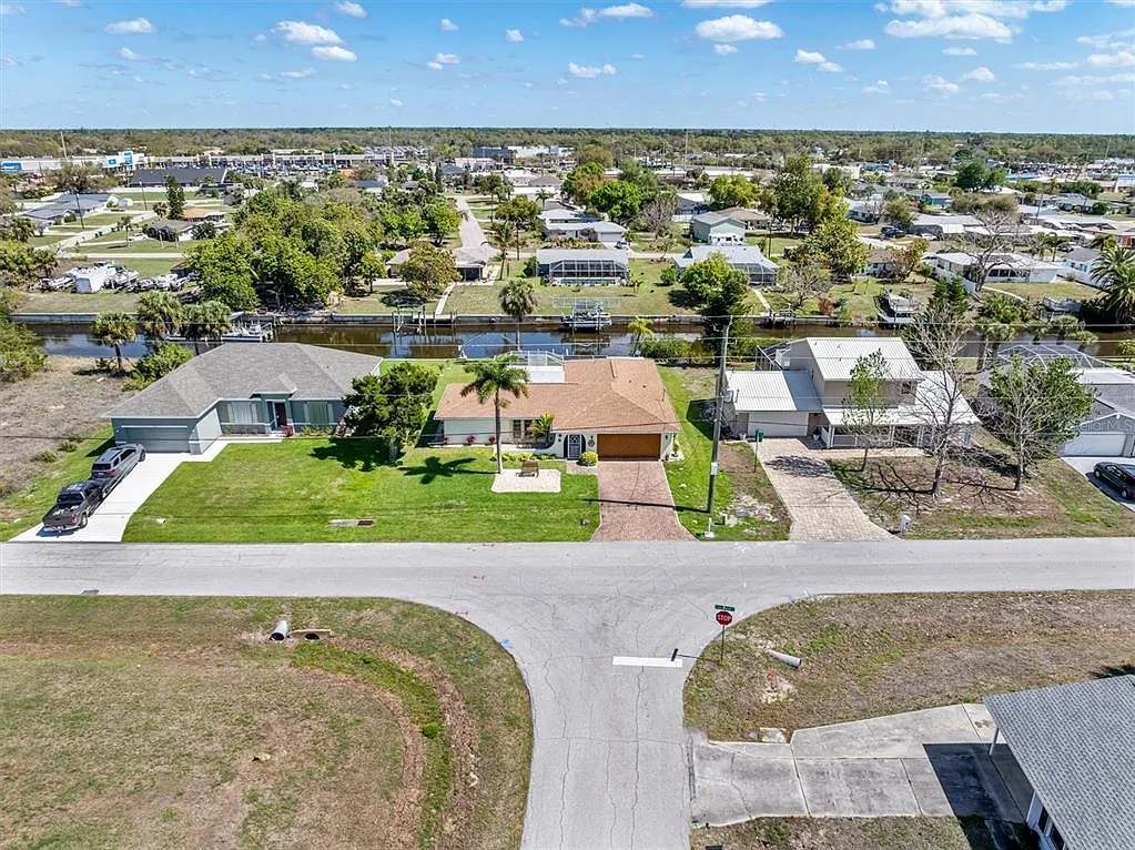 3 bed, 2.0 bath, 1908 sqft, $6,000 — Photo 4