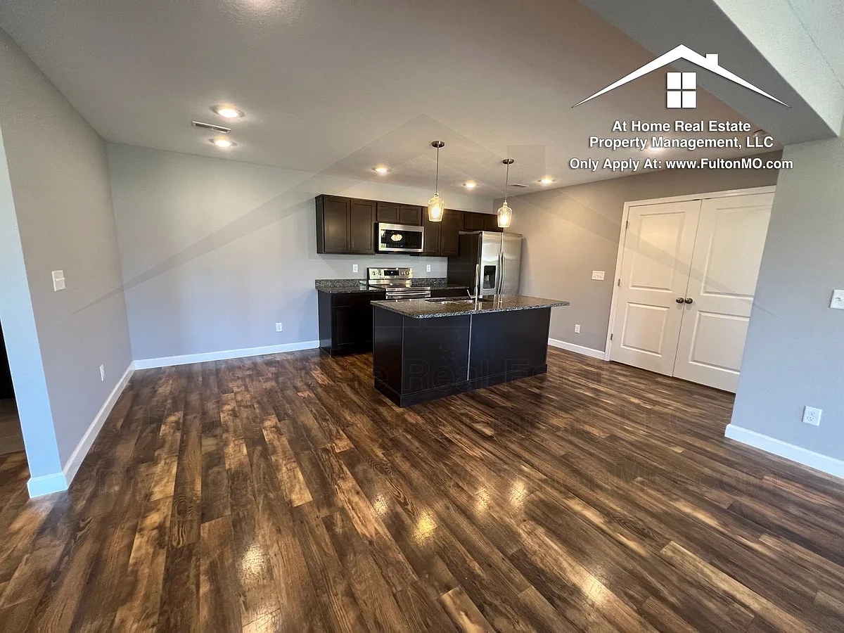 Building Photo - 301 E Saint Eunice Rd #101