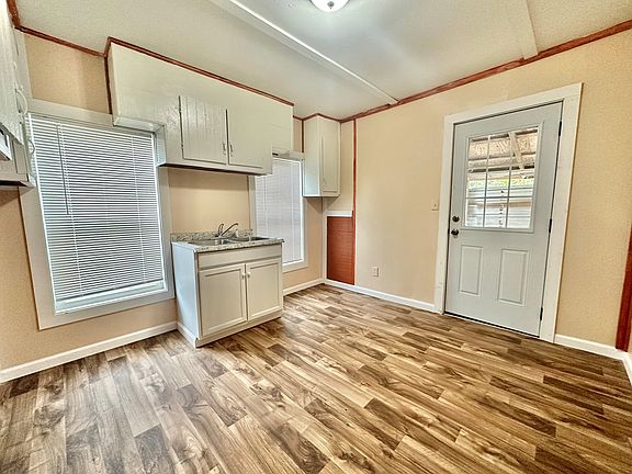 4th image of 307 W Avera Ave