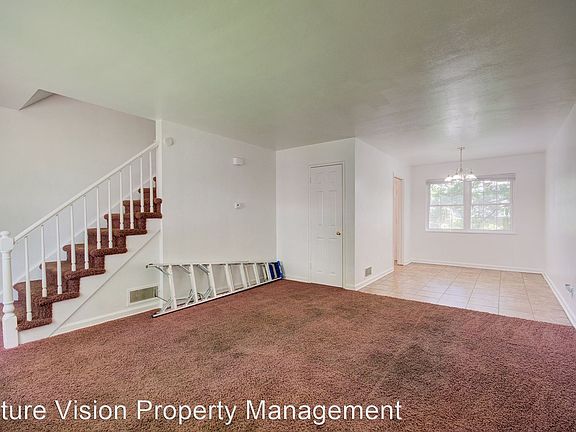 3rd image of 924 N Prairie Ave