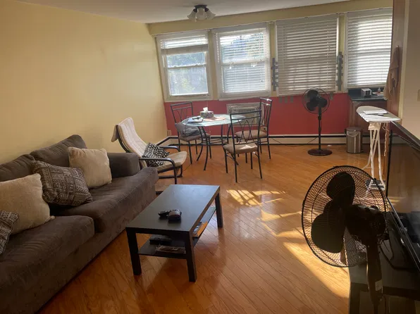4654 Keeney St APT 3W, Skokie, IL 60076