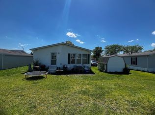 8 Swan Ln, Beecher, IL 60401