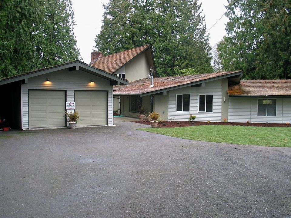 This front picture shows the oversized garage, front yard and ample parking.