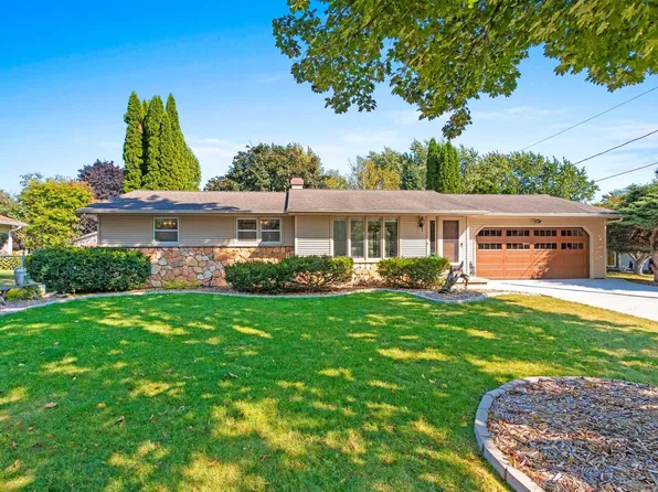 960 Hillcrest Hts, Green Bay, WI 54313