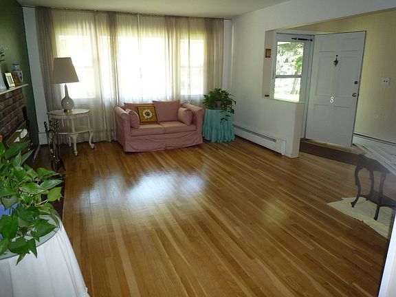 5th image of 8 Nancy Ct