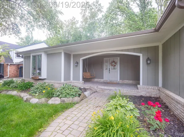 17680 Fox Glen Dr, Riverview, MI 48193