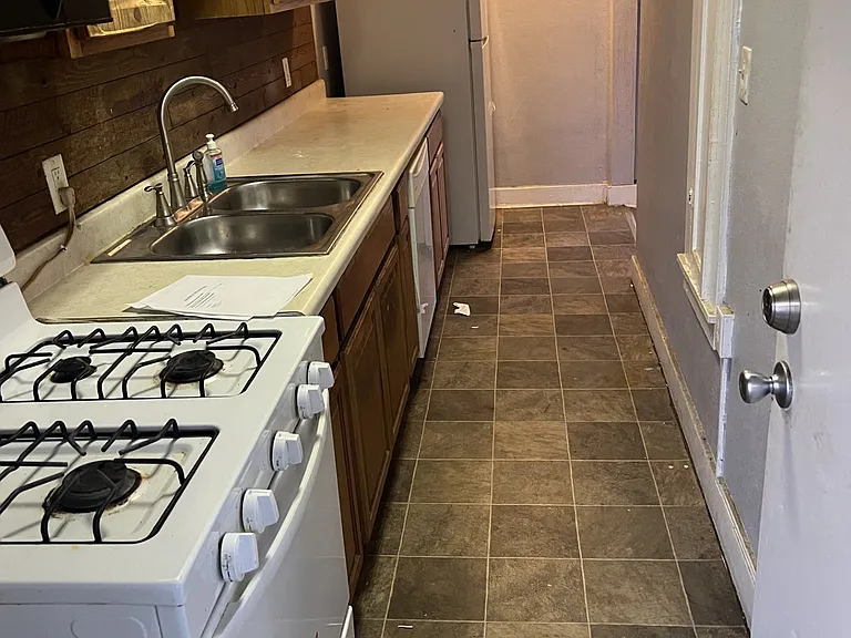2831 Center St — Photo 2