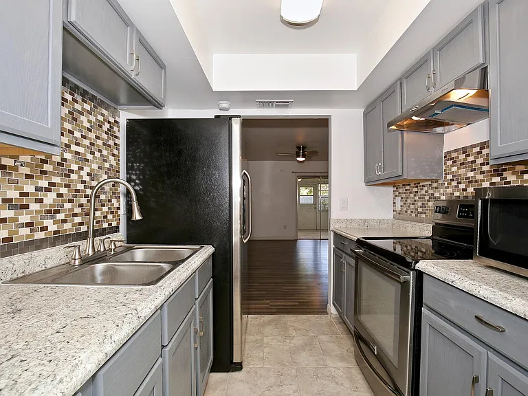 2548 Clairmont Ave — Photo 8
