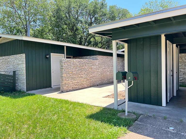 2305 Western Trails Blvd #A — Photo 20