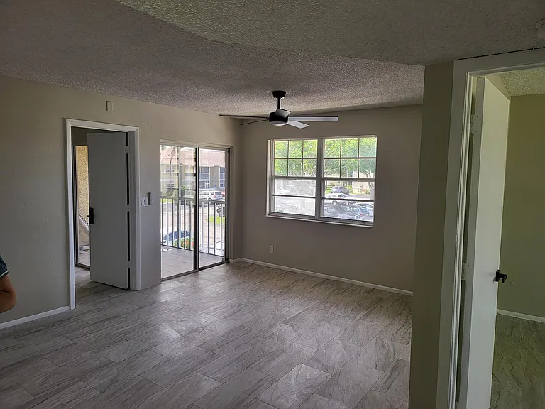 1562 SE Royal Green Cir #201 — Photo 3