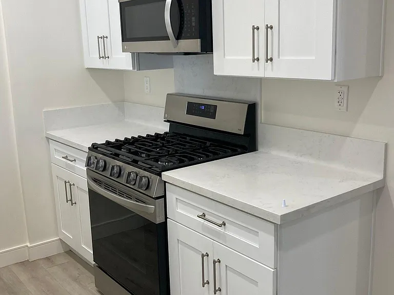 546 N Barbara Ave — Photo 12