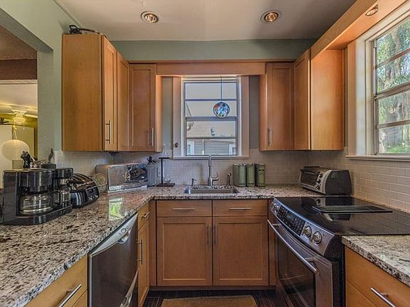 5th image of 1015 W Woodlawn Ave