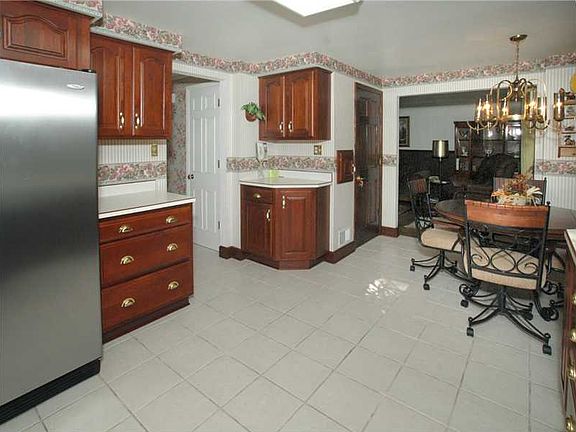 4th image of 3704 Gleneagle Dr