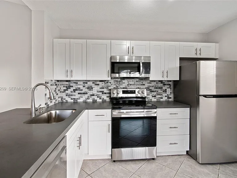 1197 Washington Cir #1197A — Photo 8
