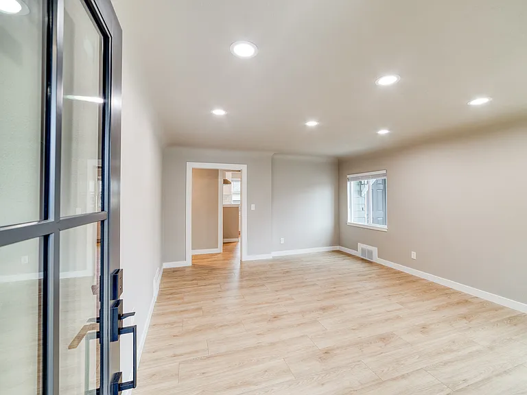 910 E Main St — Photo 3
