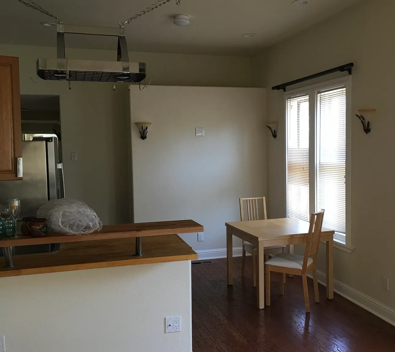 2 bed, 700 sqft, $3,300 — Photo 1