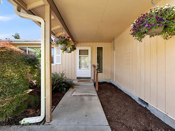 5th image of 207 SE 150th Ct