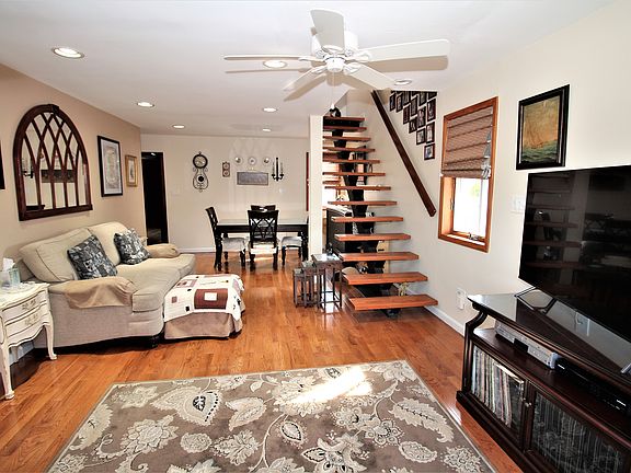 2nd image of 8 Lawrence St