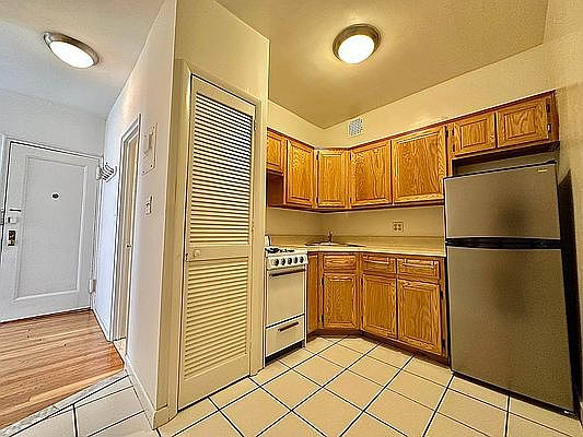 2nd image of 248 W 21st St #4E