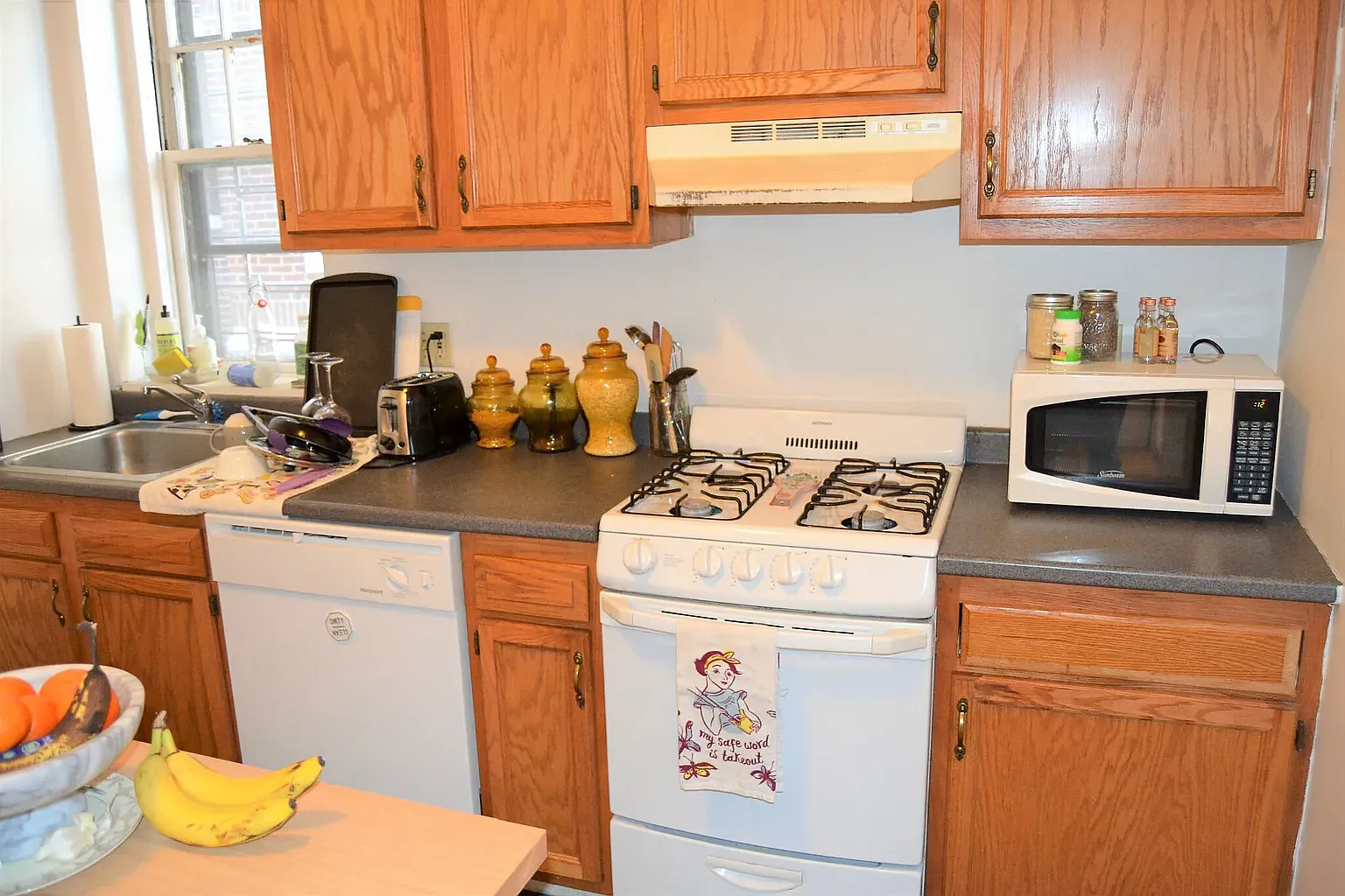 4 bed, 9999 sqft, $3,450 — Photo 2