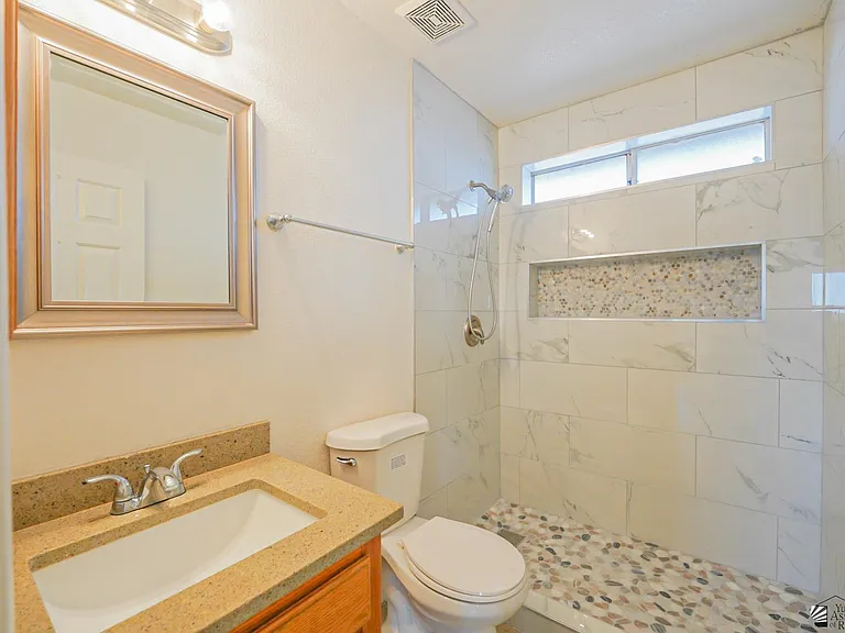 587 E Jefferson St — Photo 11