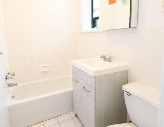 4th image of 217 E 27th St #116