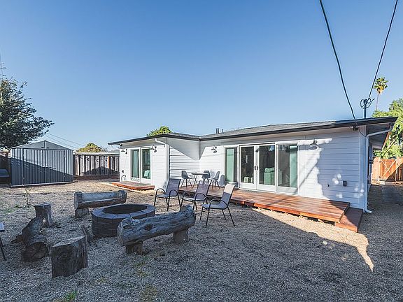 4th image of 2414 Crystal Dr