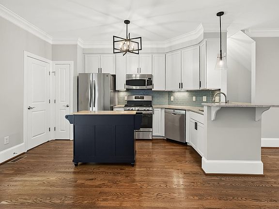 3rd image of 142 Finsbury St