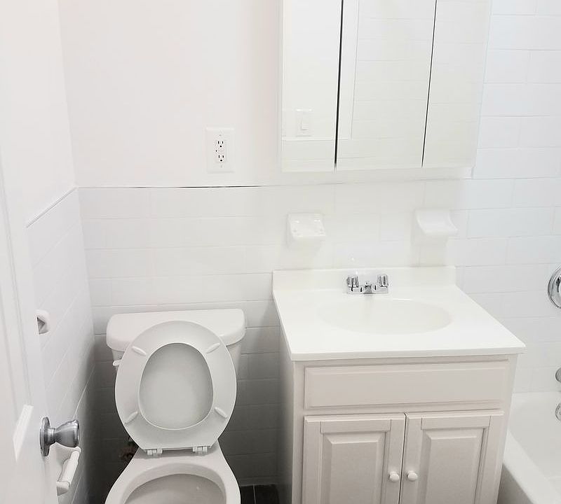 2nd image of 950 Bronx Park S APT 2C