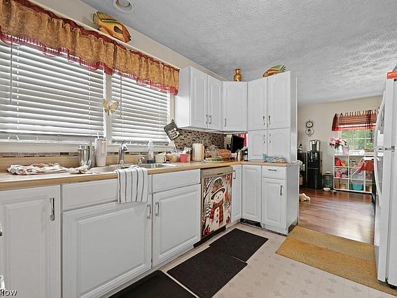 4th image of 1887 W Beech St
