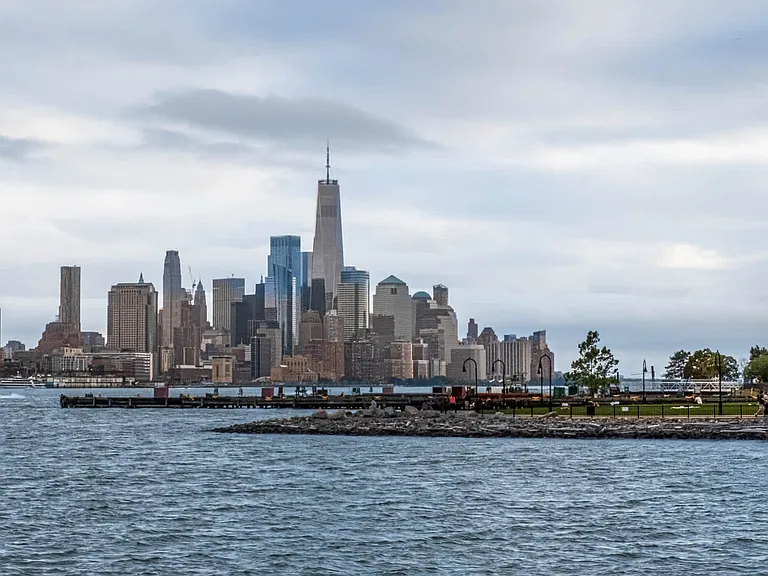 Take a stroll on the picturesque trails along the Hudson River.